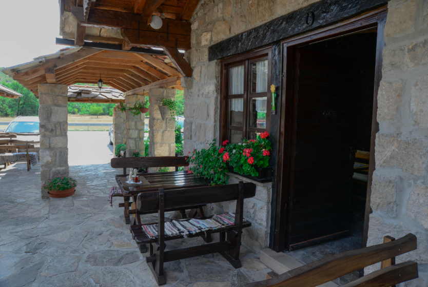 basta_ispred_motela_stara_hercegovina_trebinje