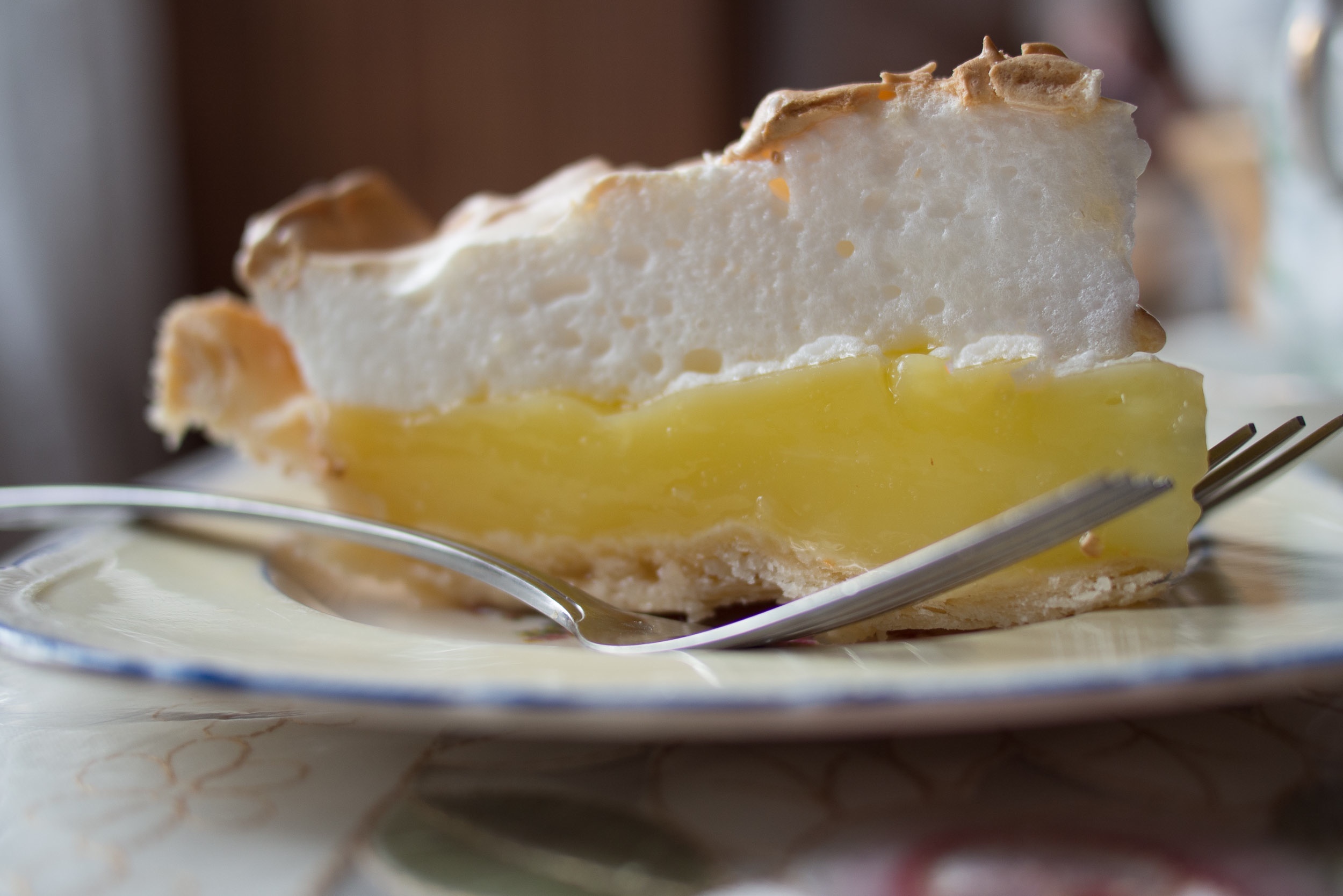 beze-pita-sa-limunom-Theres_always_room_for_pie_(7859650026)-wikipedia