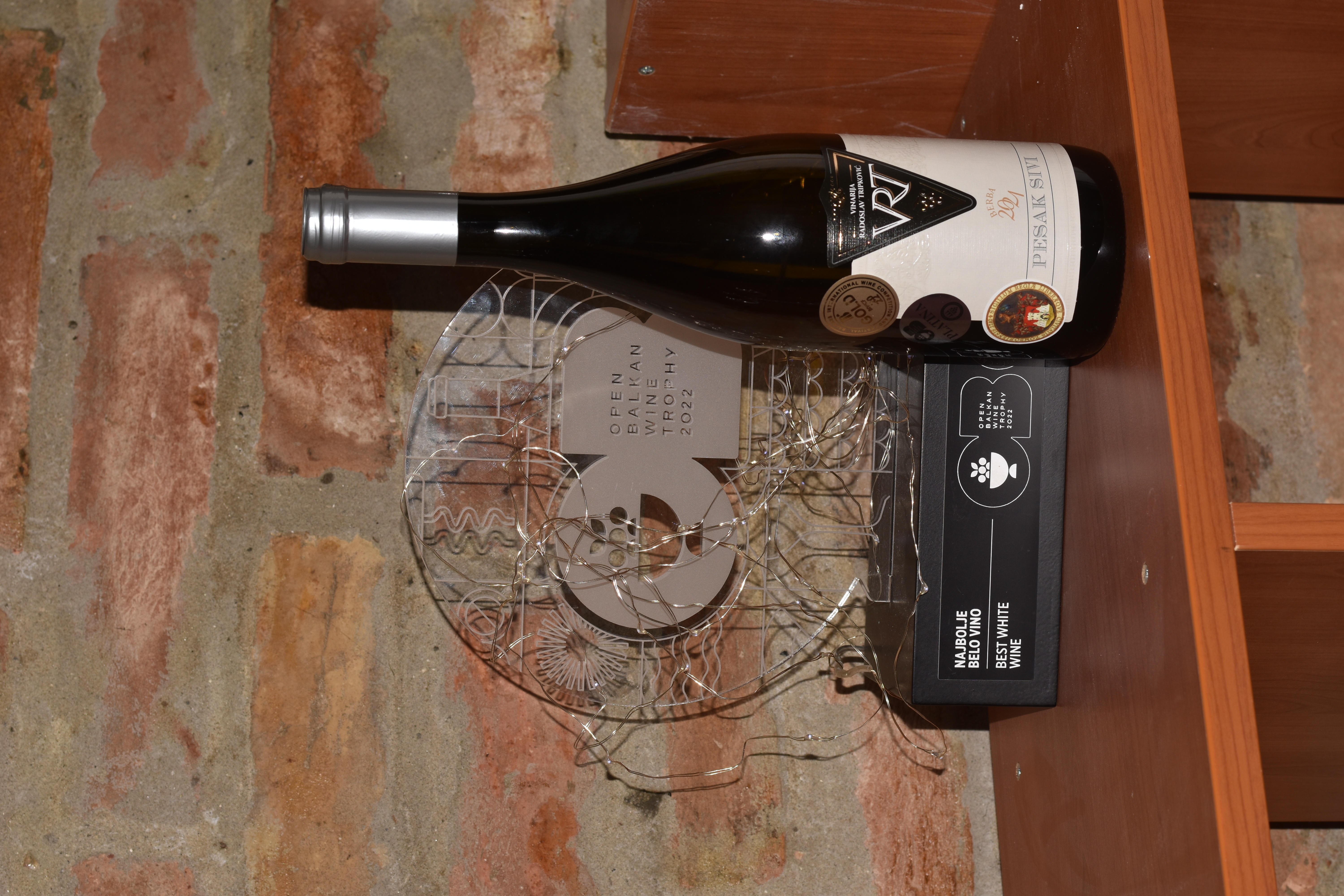 najbolje-belo-vino-pesak-sivi-vrt