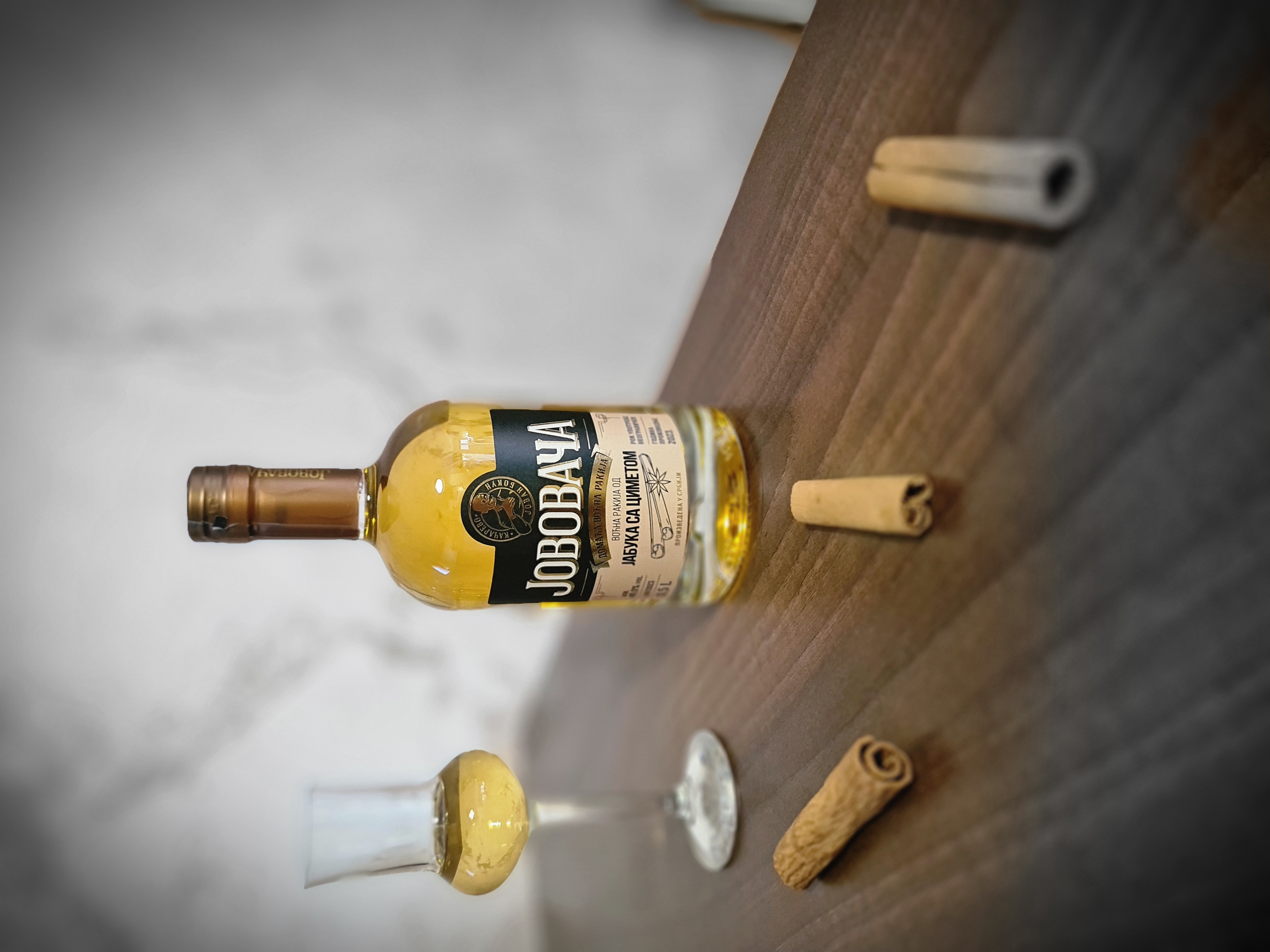 rakija-jabuka-sa-cimetom-jovovaca rakija-jabuka-sa-cimetom-jovovaca