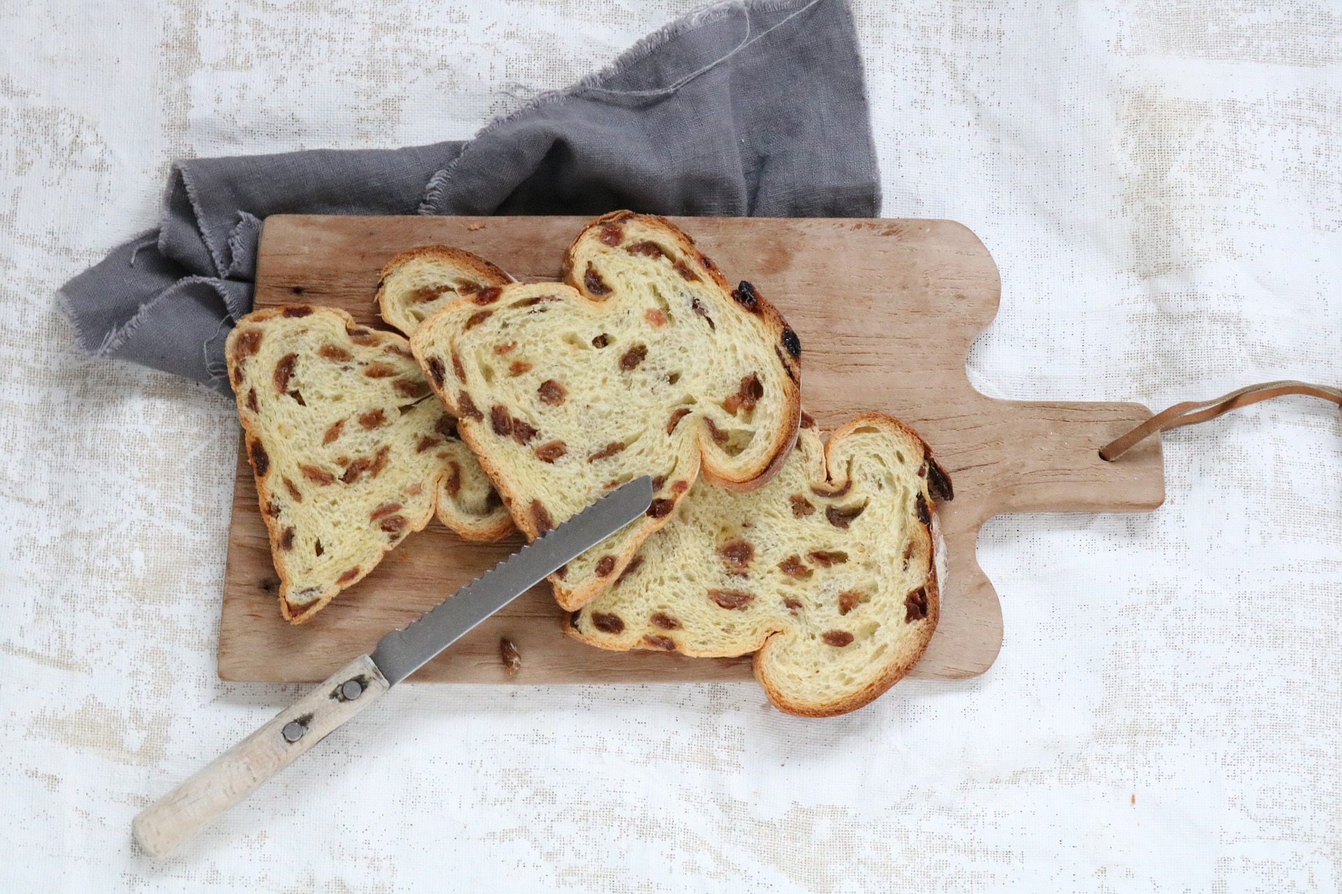 slatki-hleb-sa-suvim-grozdjem-raisin-bread-g39104711b_1920 slatki-hleb-sa-suvim-grozdjem-raisin-bread-g39104711b_1920