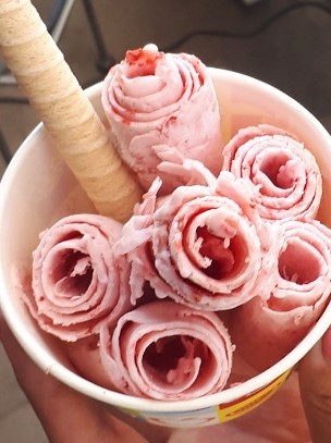 tajlandski_sladoled_icecream_rolls_maline_u_casici_sa_keks_rolnicom