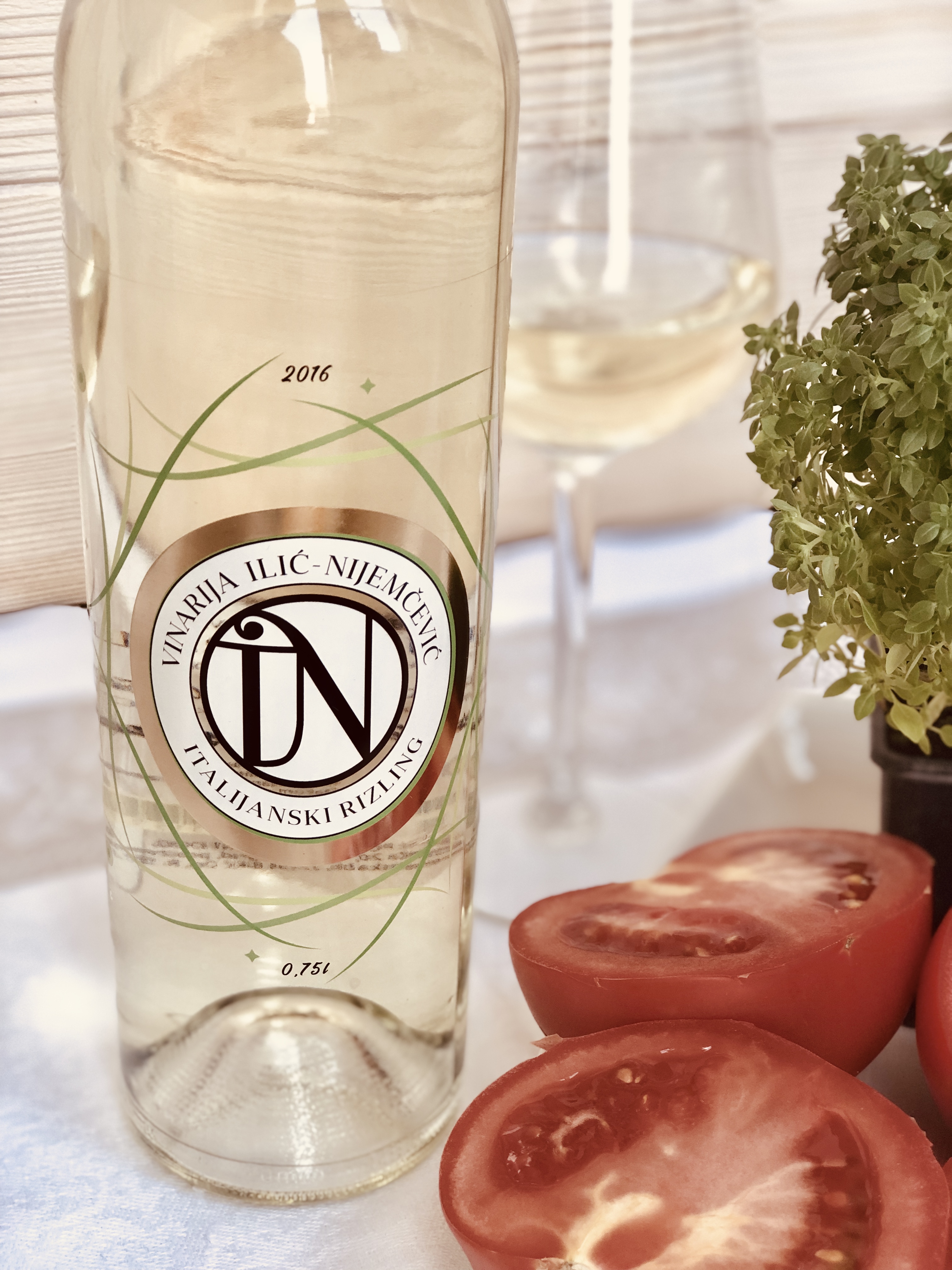 vino_italijanski_rizling_vinarija_in_ilic_nijemcevic