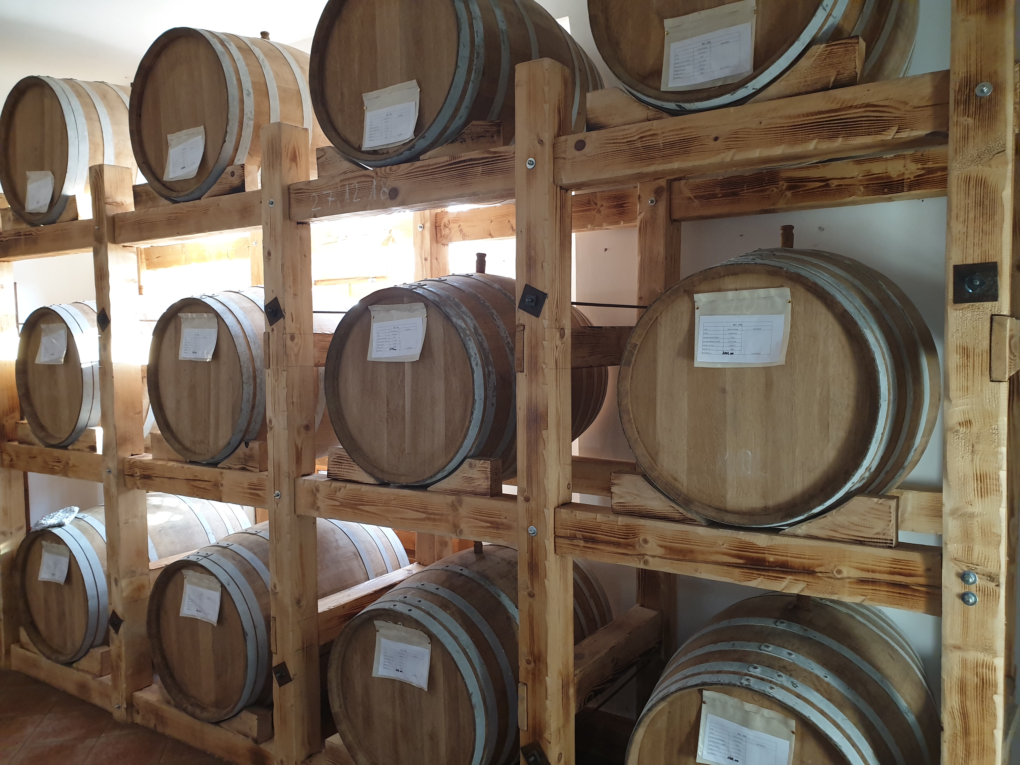 vocne-rakije-u-hrastovim-buradima-destilerija-hubert-1924